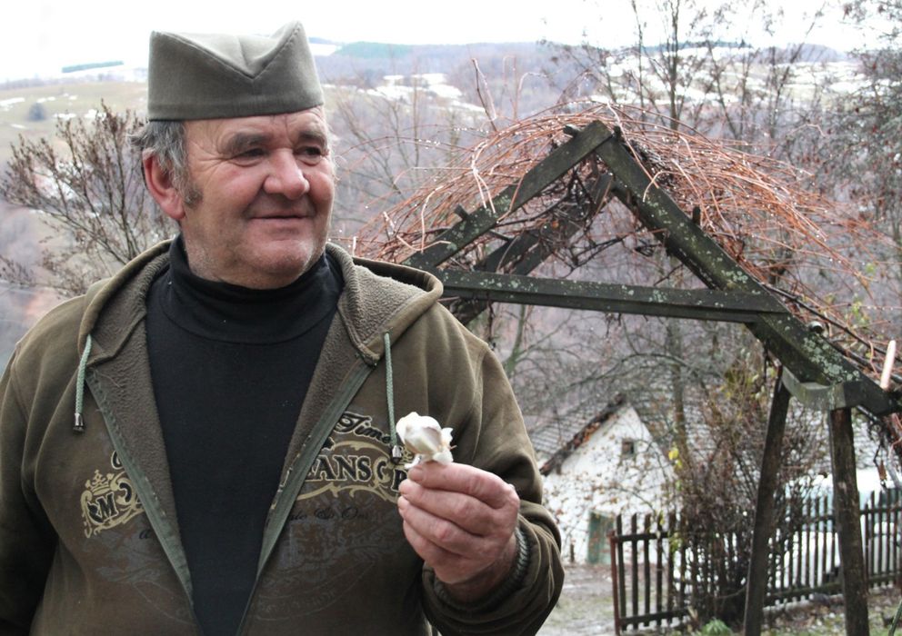 Foto: Slobodan Jagodic, dueño de los terrenos colindantes al molino de Zarozje, muestra el ajo que suele llevar en el bolsillo (Jesús Prieto).