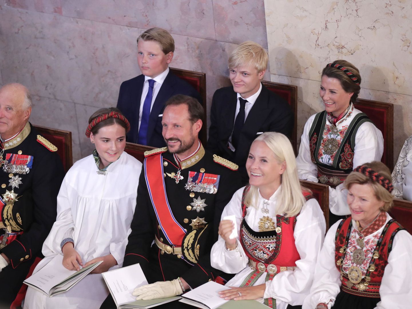 La familia real de noruega, en la confirmación de la princesa Ingrid. (Reuters)