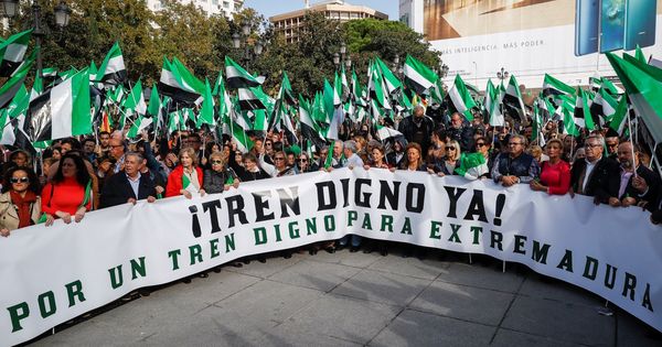 Foto: Concentración pide en Madrid un "tren digno y del siglo XXIi" en Extremadura (EFE)