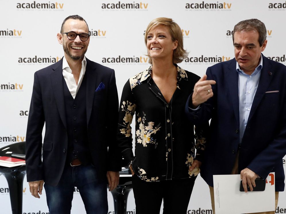Foto: María Casado, presidenta de la Academia de TV, junto con los vicepresidentes Pedro Olloqui (i) y Francisco Moreno (d), este 28 de octubre en Pozuelo de Alarcón. (EFE)