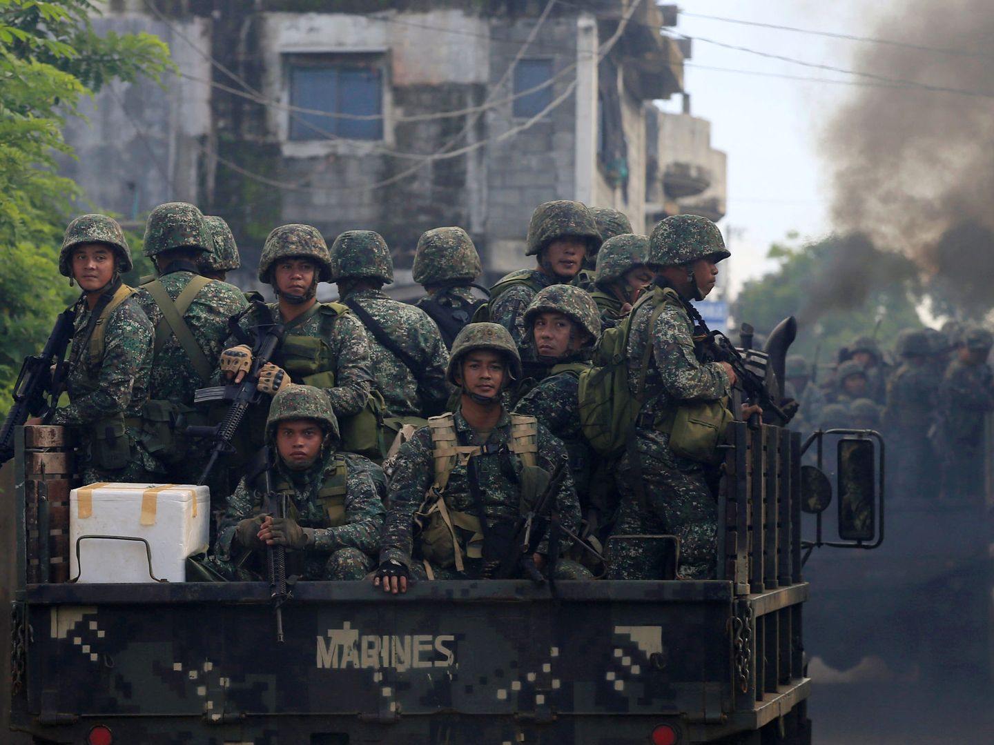 Soldados en camiones militares se desplazan hacia el foco de los combates en Marawi, el 2 de junio de 2017. (Reuters)