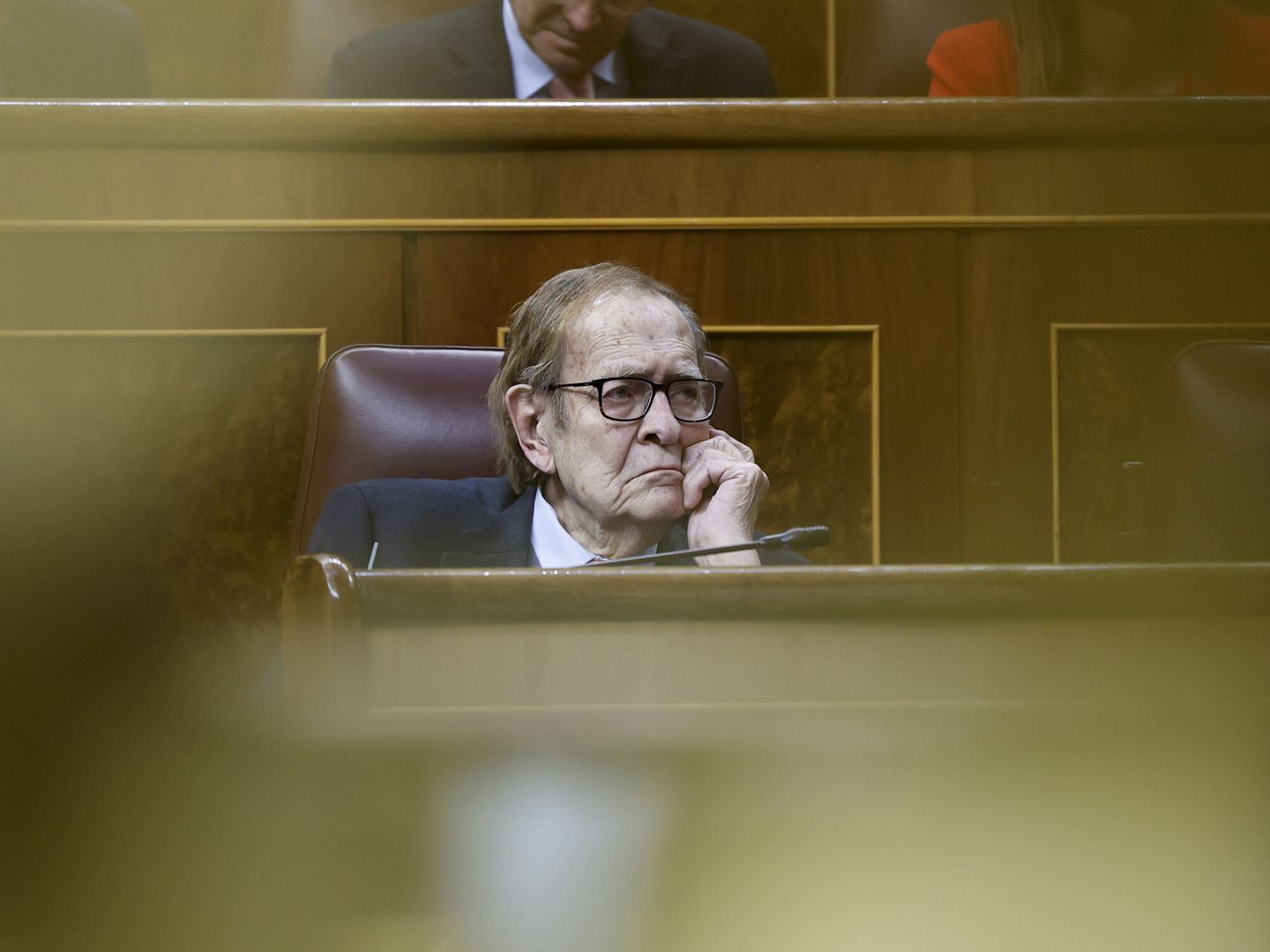 El profesor y economista Ramón Tamames, que lidera la segunda moción de censura de Vox contra el presidente del Gobierno, Pedro Sánchez, escucha las intervenciones mientras espera su turno de palabra. (EFE/Chema Moya)