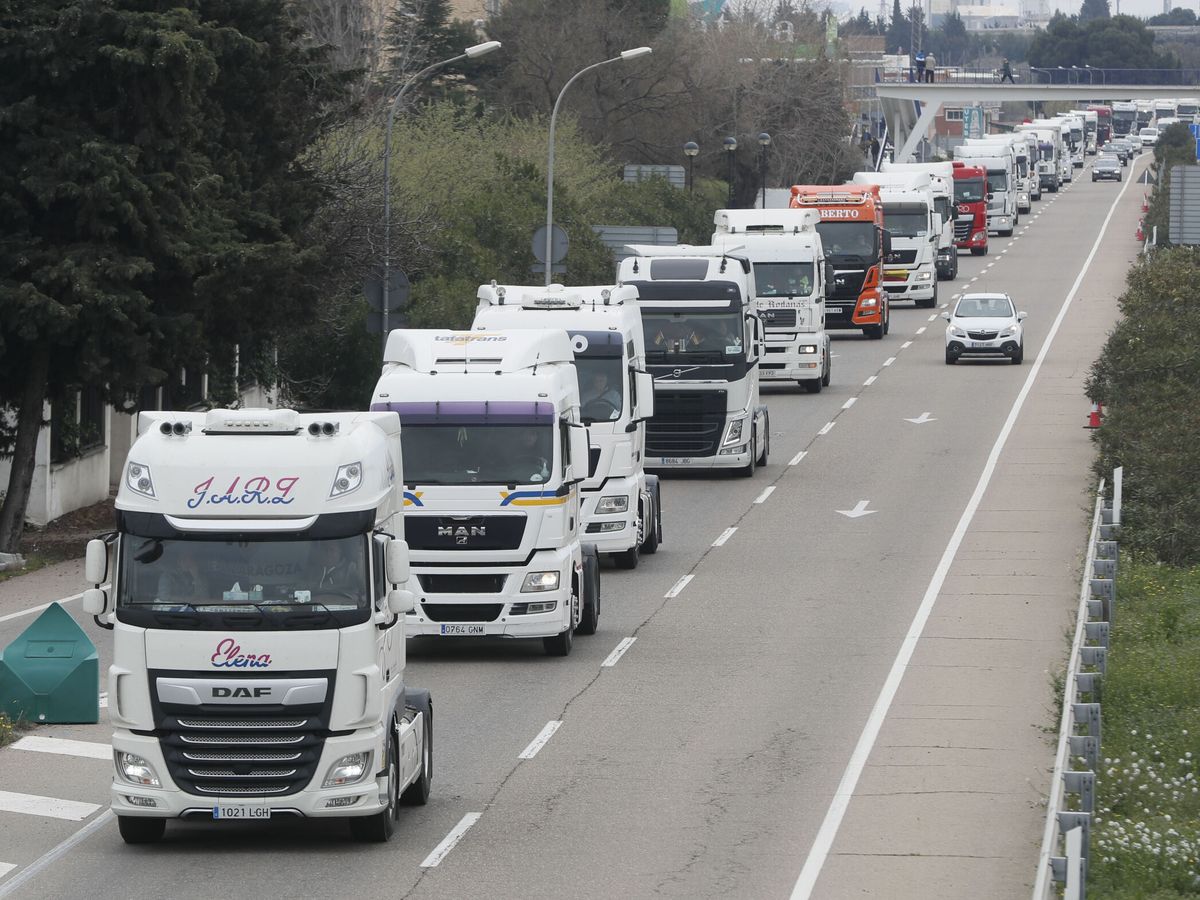 Foto: Camioneros en huelga en Zaragoza. (EFE/ Javier Cabollada)