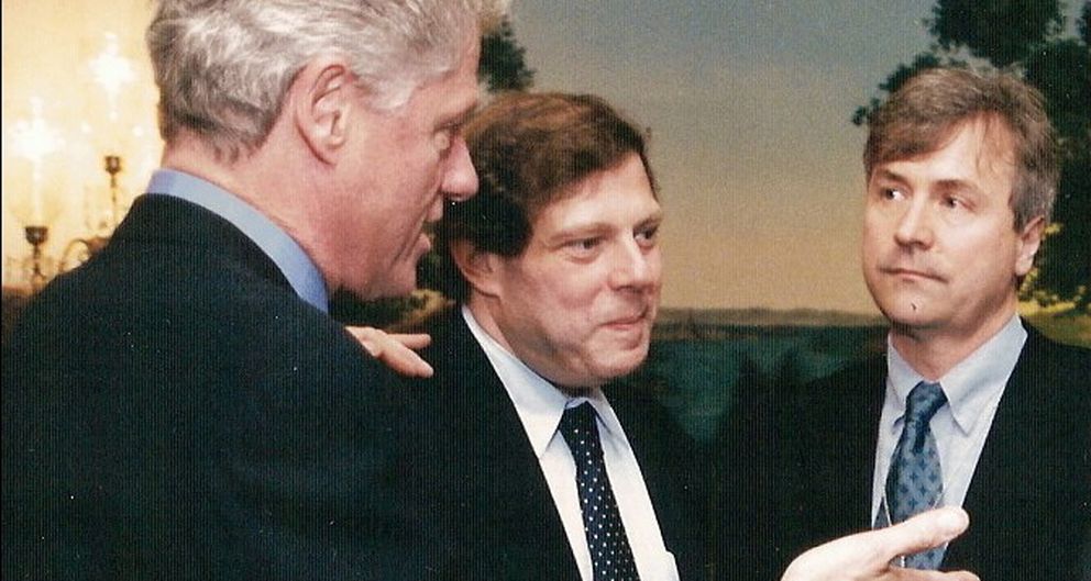 El periodista David Talbot, a la derecha, charlando con Bill Clinton. 