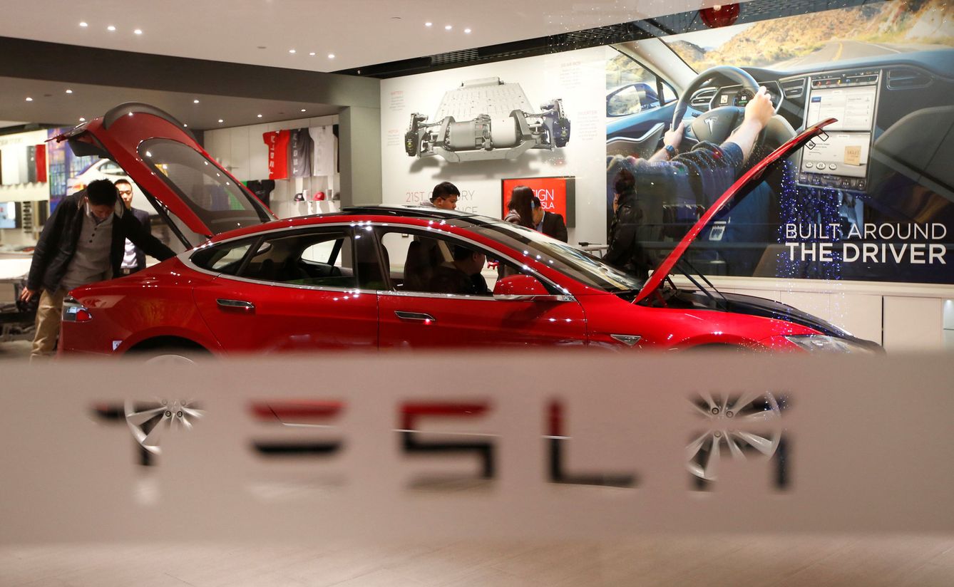 La llegada de los 'composites' facilitará la eficiencia energética de los vehículos eléctricos. En la imagen, un concesionario de Tesla. (Reuters)
