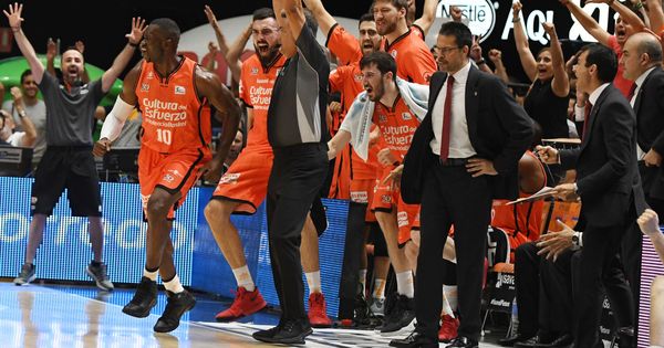 Foto: El banquillo del Valencia Basket celebra una canasta durante el tercer partido de la final de la Liga Endesa contra el Real Madrid. (ACB Photo)