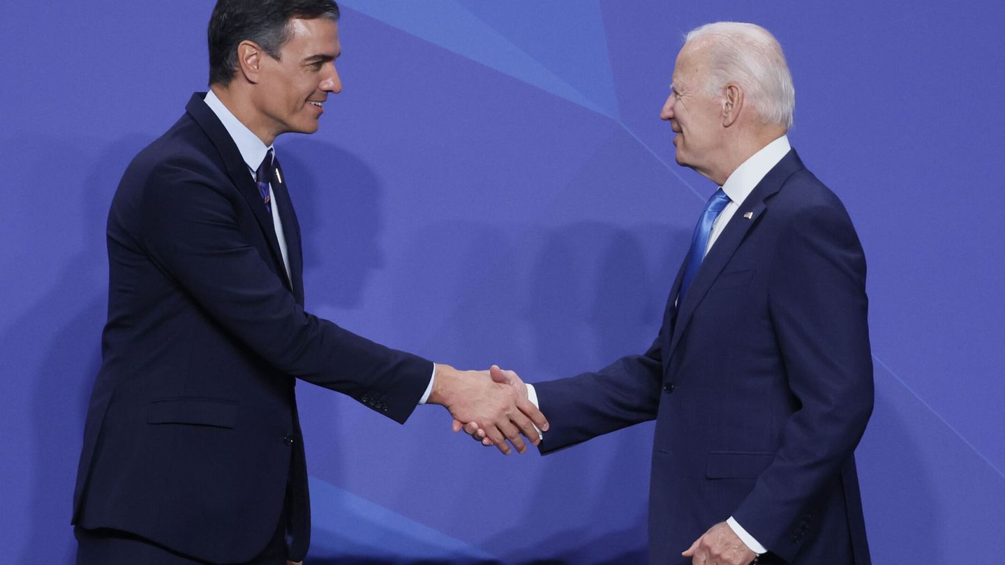 Pedro Sánchez saluda al presidente de Estados Unidos, Joe Biden. (EFE/Juanjo Martín)