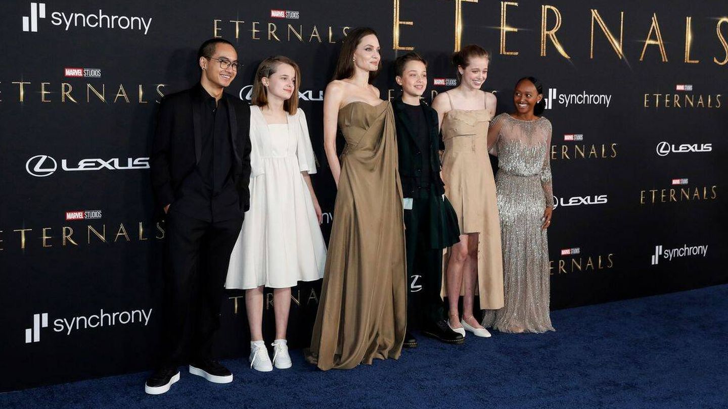 Maddox, Vivienne, Angelina Jolie, Knox, Shiloh y Zahara, en el estreno de 'Eternals'. (EFE)