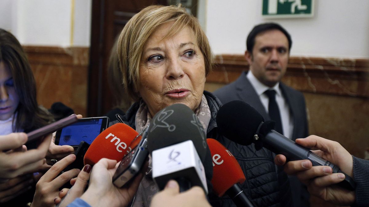 Celia Villalobos: "Sánchez está intentando salvar su culo"