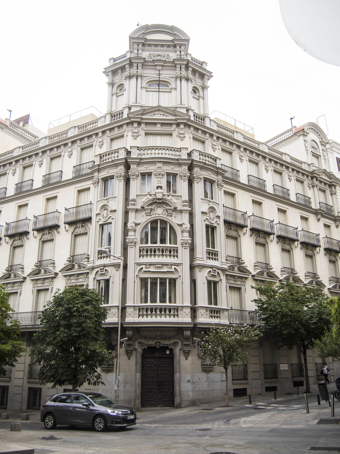 El edificio situado en la plaza de las Cortes 9. (C. Castellón)