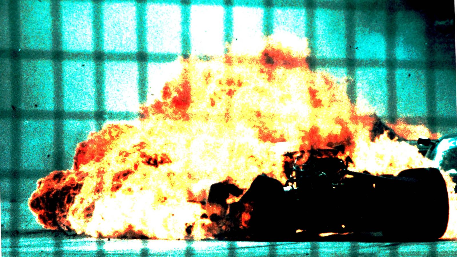 Foto: El coche ardiendo de Jesús Pareja tras impactar con una alcantarilla suelta.