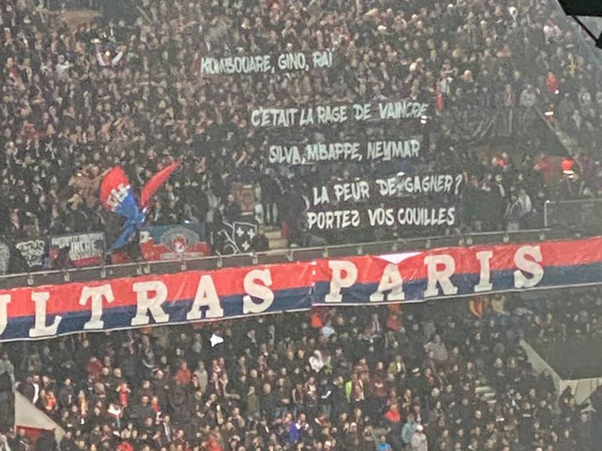 Foto: La pancarta de los ultras del PSG ataca, directamente, a algunos de sus futbolistas (Foto: Twitter)