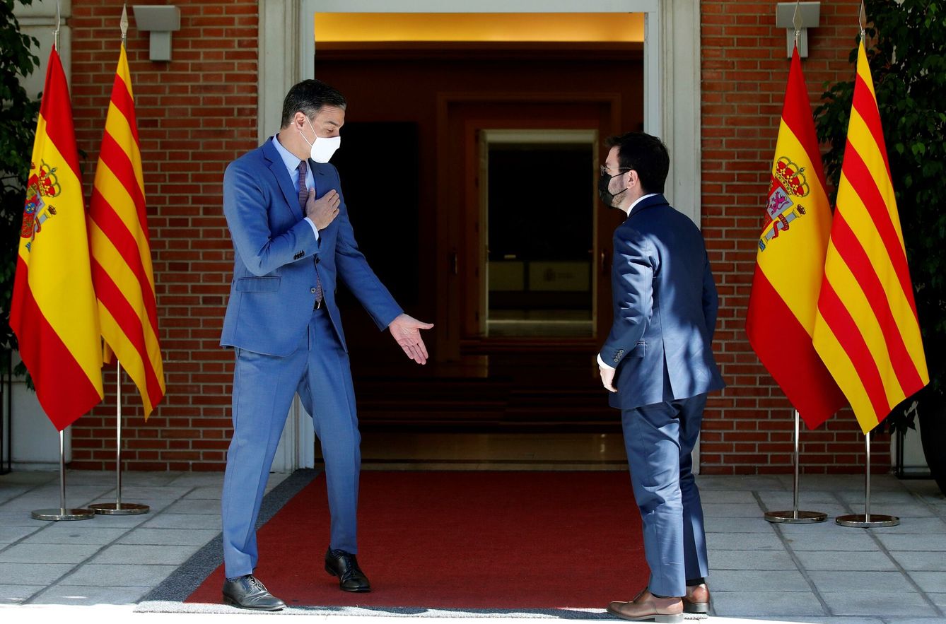 Pedro Sánchez recibe al presidente de la Generalitat, Pere Aragonès, en el Palacio de la Moncloa. (EFE)