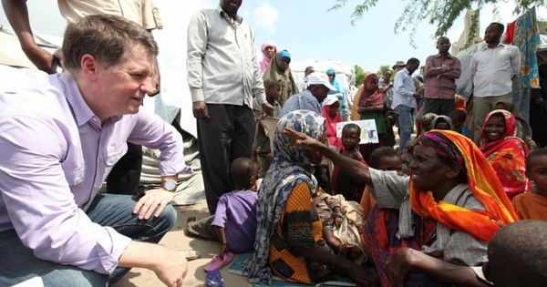 Foto: Justin Forsyth con desplazados somalíes en Mogadiscio, en noviembre de 2012, cuando era director ejecutivo de Save The Children. (Reuters)