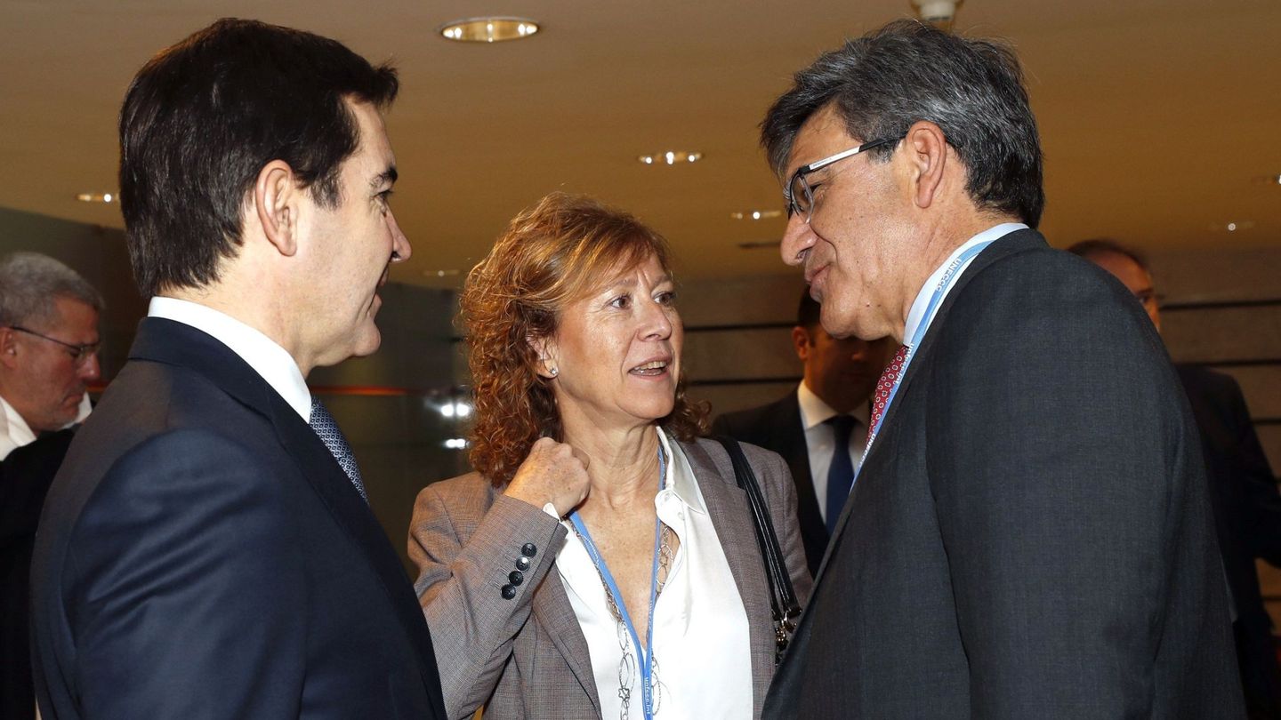 La subgobernadora del Banco de España, Margarita Delgado, el presidente del BBVA, Carlos Torres (i), y el CEO de Banco Santander, José Antonio Álvarez (d). (EFE)