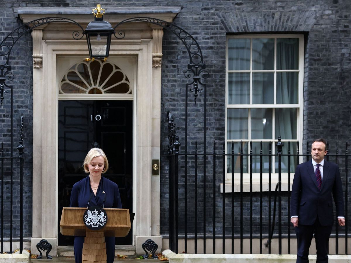 Foto: La primera ministra británica, Liz Truss, anuncia su dimisión ante el Número 10 de Downing Street, en Londres. (Reuters)