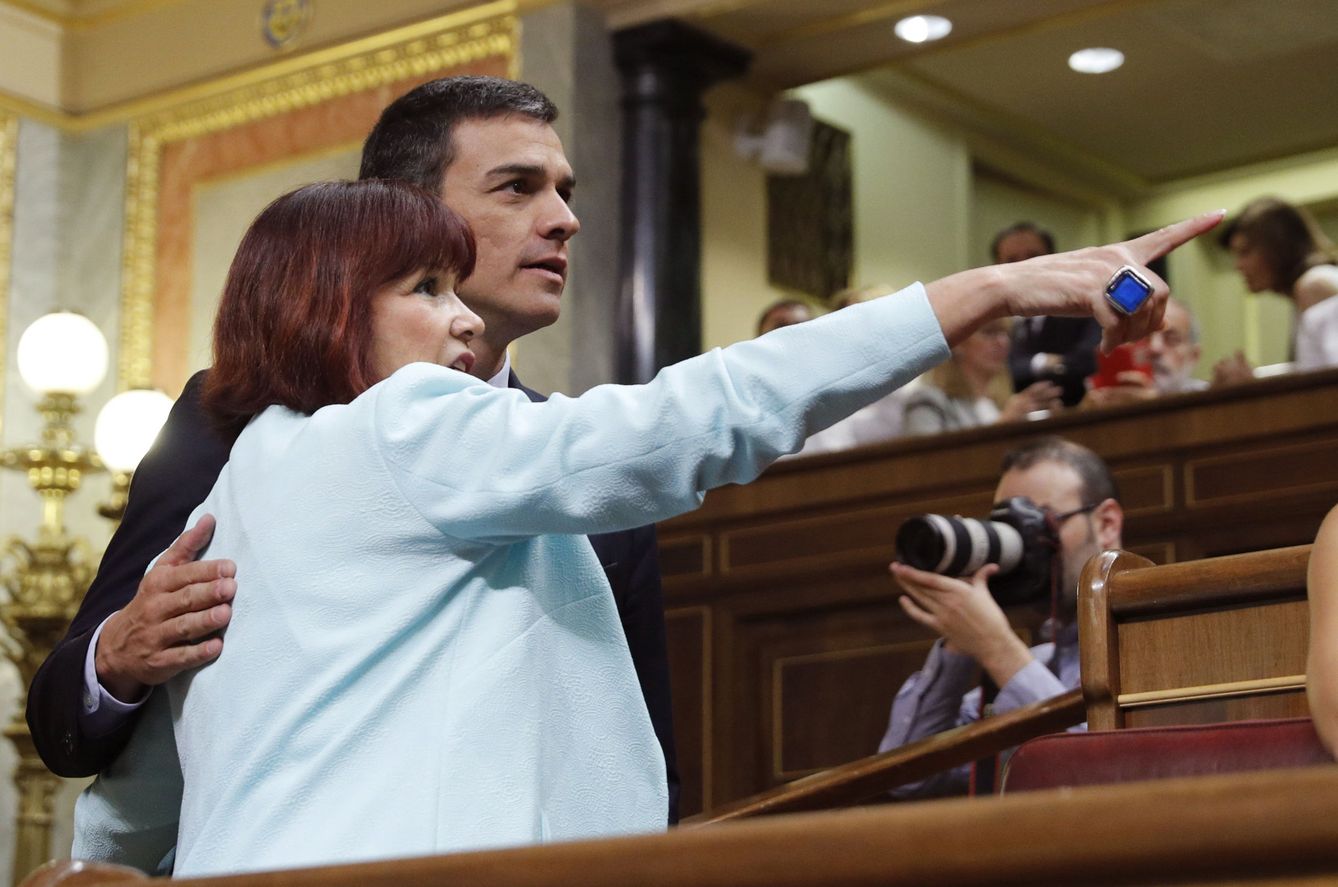 La presidenta del PSOE, Micaela Navarro, y Pedro Sánchez, durante el pleno de constitución del Congreso de la XII Legislatura, el pasado martes. (EFE)