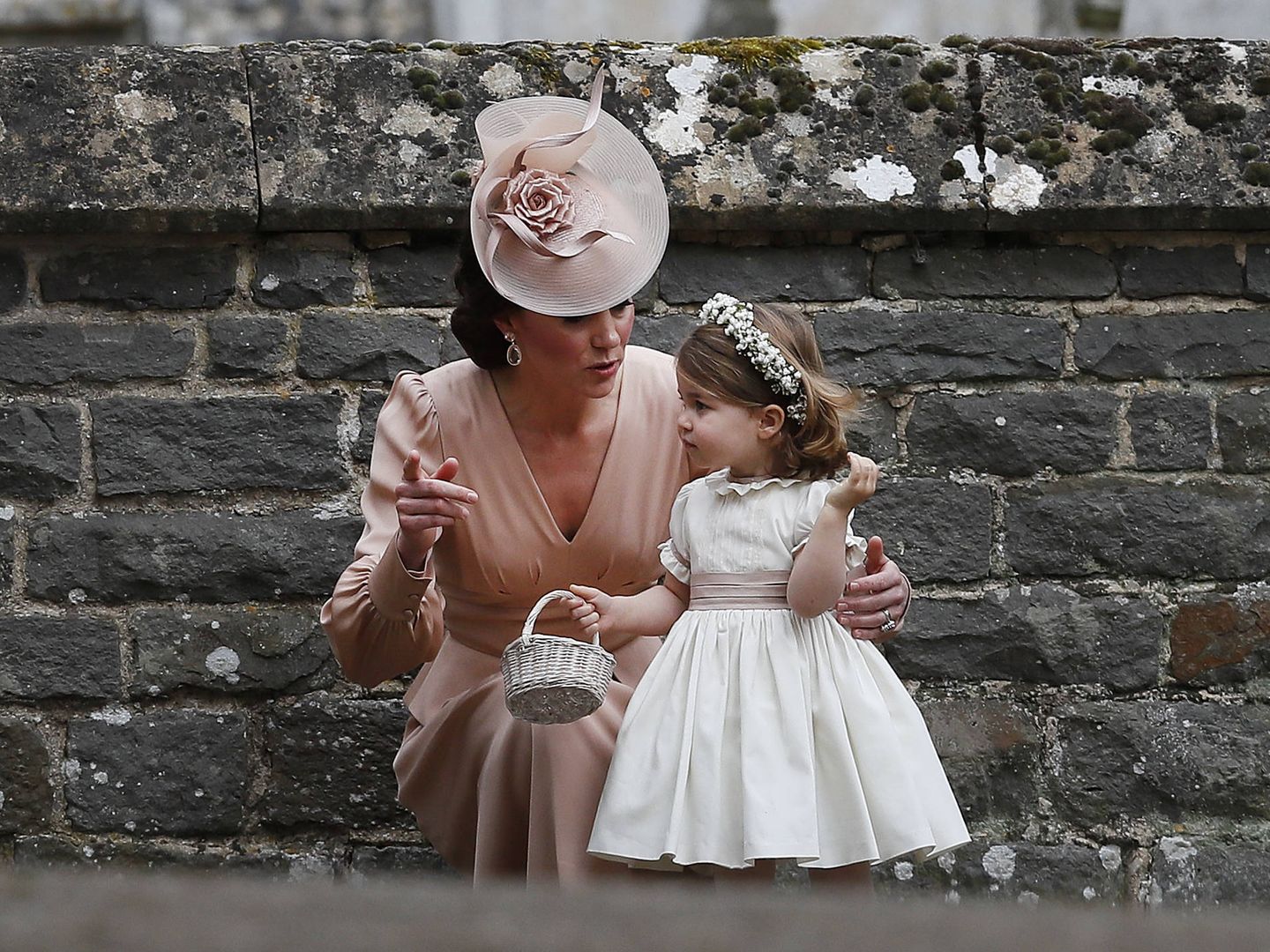 Kate Middleton, hablando con su hija en la boda de Pippa. (Getty)