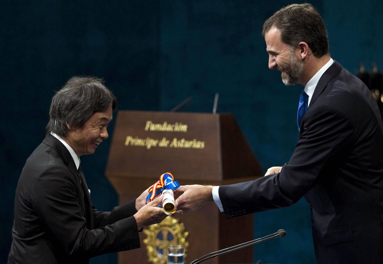 El entonces Príncipe Felipe entrega a Shigeru Miyamoto el premio Príncipe de Asturias de Comunicación y Humanidades 2012. (EFE)
