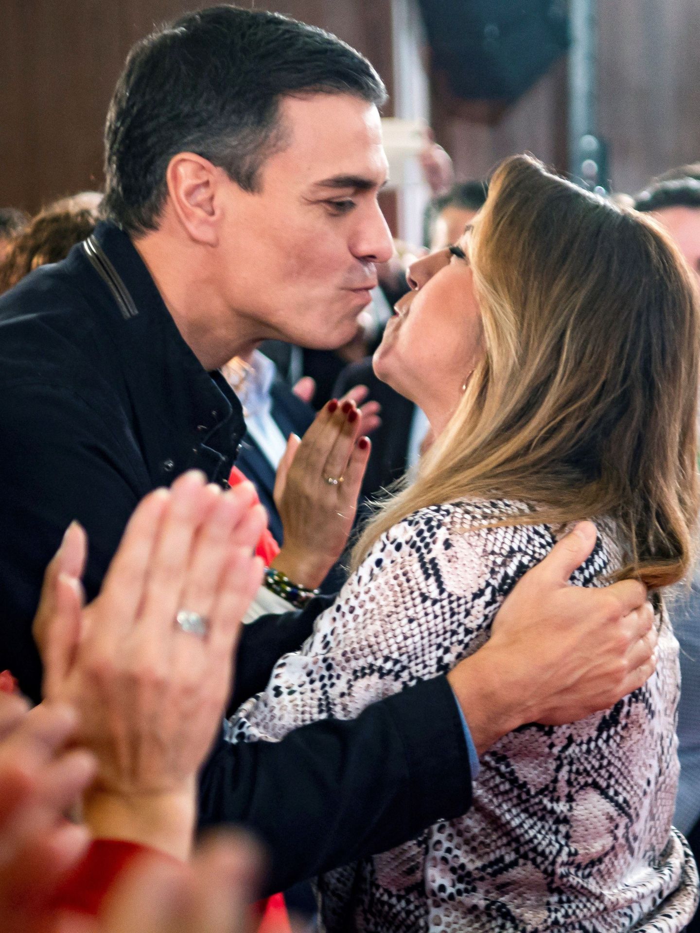 Pedro Sánchez y Susana Díaz se besan durante el mitin. (EFE)