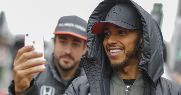 Foto: Hamilton y Fernando Alonso en el pasado GP de China. (EFE)