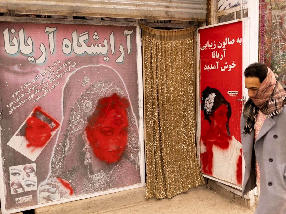 Foto: Un cartel en Kabul con las caras de las mujeres tapadas con pintura. (Reuters)