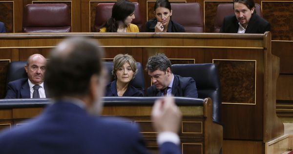 Foto:  Mariano Rajoy, en primer plano y, al fondo, Pablo Iglesias, en el Congreso. (EFE)