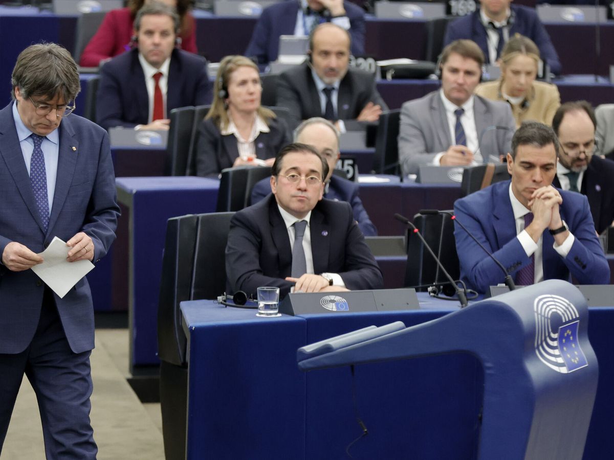Foto: El expresidente catalán Carles Puigdemont pasa junto al presidente del Gobierno, Pedro Sánchez, y el ministro de Exteriores, José Manuel Albares, en el Parlamento Europeo. (EFE/Ronald Wittek)