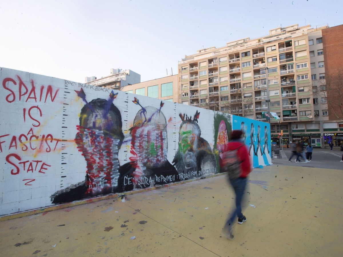 Foto: Mural en Barcelona en el que se puede leer "España es un Estado fascista". (EFE/Marta Pérez)