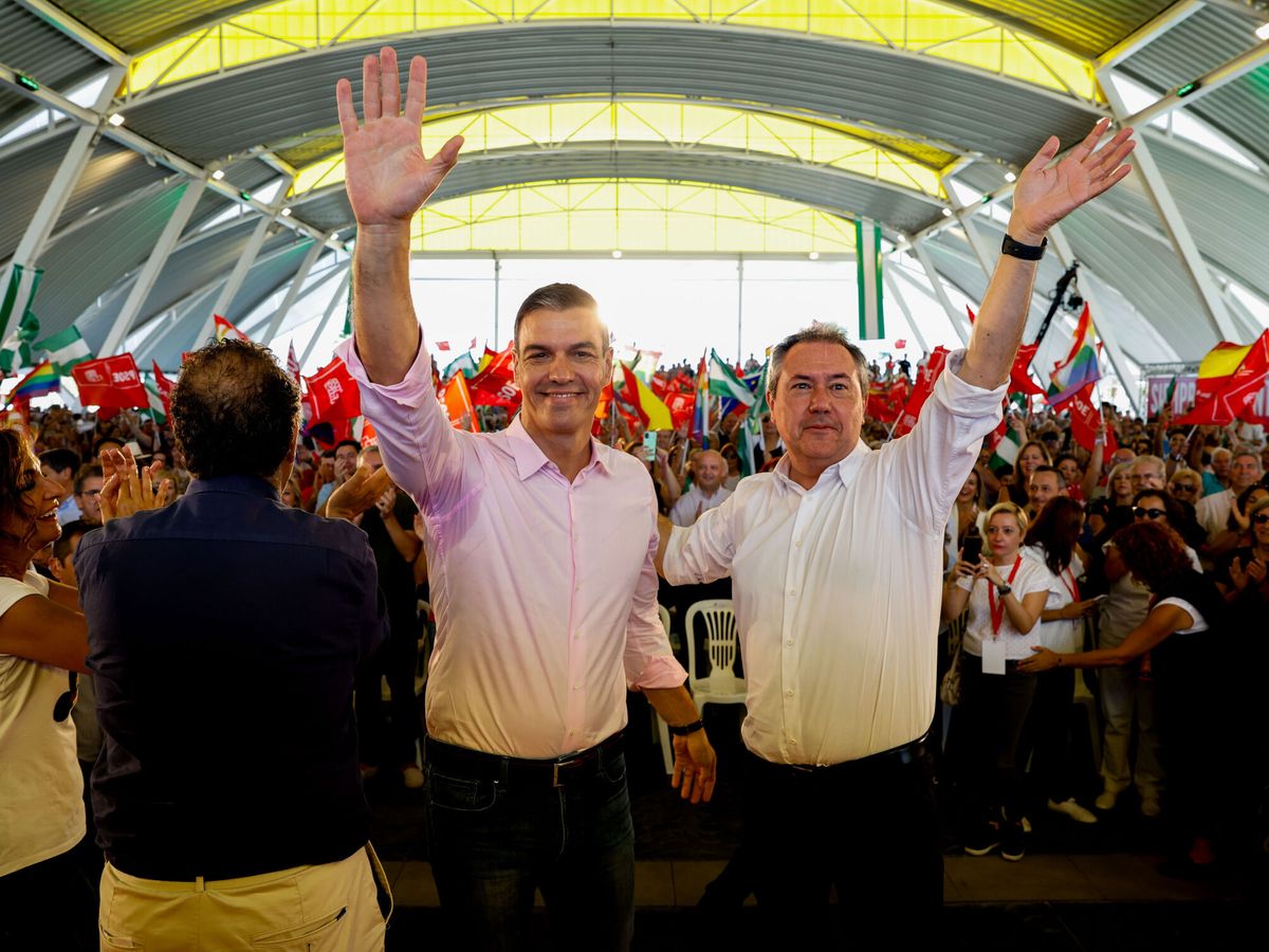 Foto: El presidente del Gobierno en funciones, Pedro Sánchez, junto al secretario general de los socialistas andaluces, Juan Espadas, en el mitin celebrado en La Rinconada (Sevilla). (EFE/Julio Muñoz)