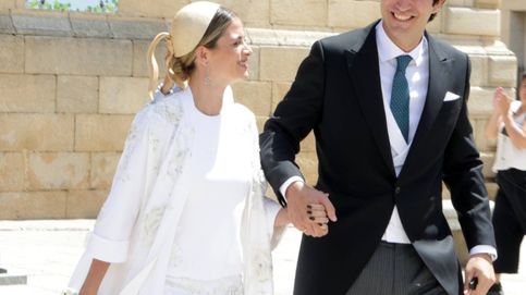 Noticia de El vestido de novia de Paula Fernández: bohemio, con bordados y abrigo capa