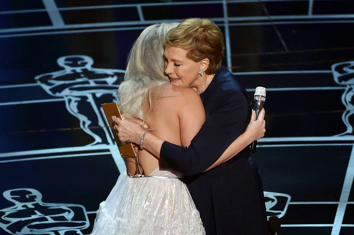 Julie Andrews abraza a Lady Gaga en la entrega de los Premios Oscar de 2015. (Reuters)