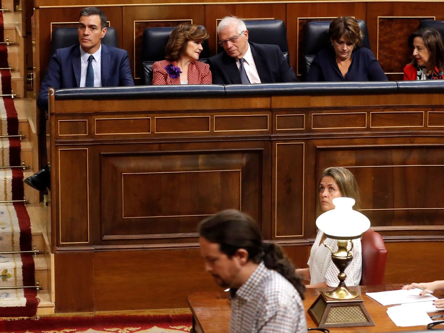 Pedro Sánchez observa cómo el líder de Unidas Podemos, Pablo Iglesias, se dirige a la tribuna para intervenir en el debate de investidura. (EFE)