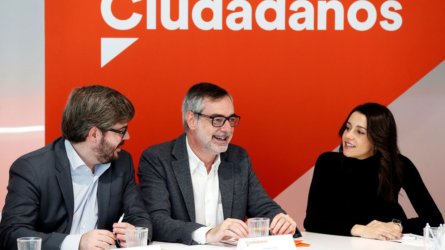 El secretario de Organización de Ciudadanos, Fran Hervías, el secretario general, José Manuel Villegas, y la líder en Cataluña, Inés Arrimadas. (EFE)