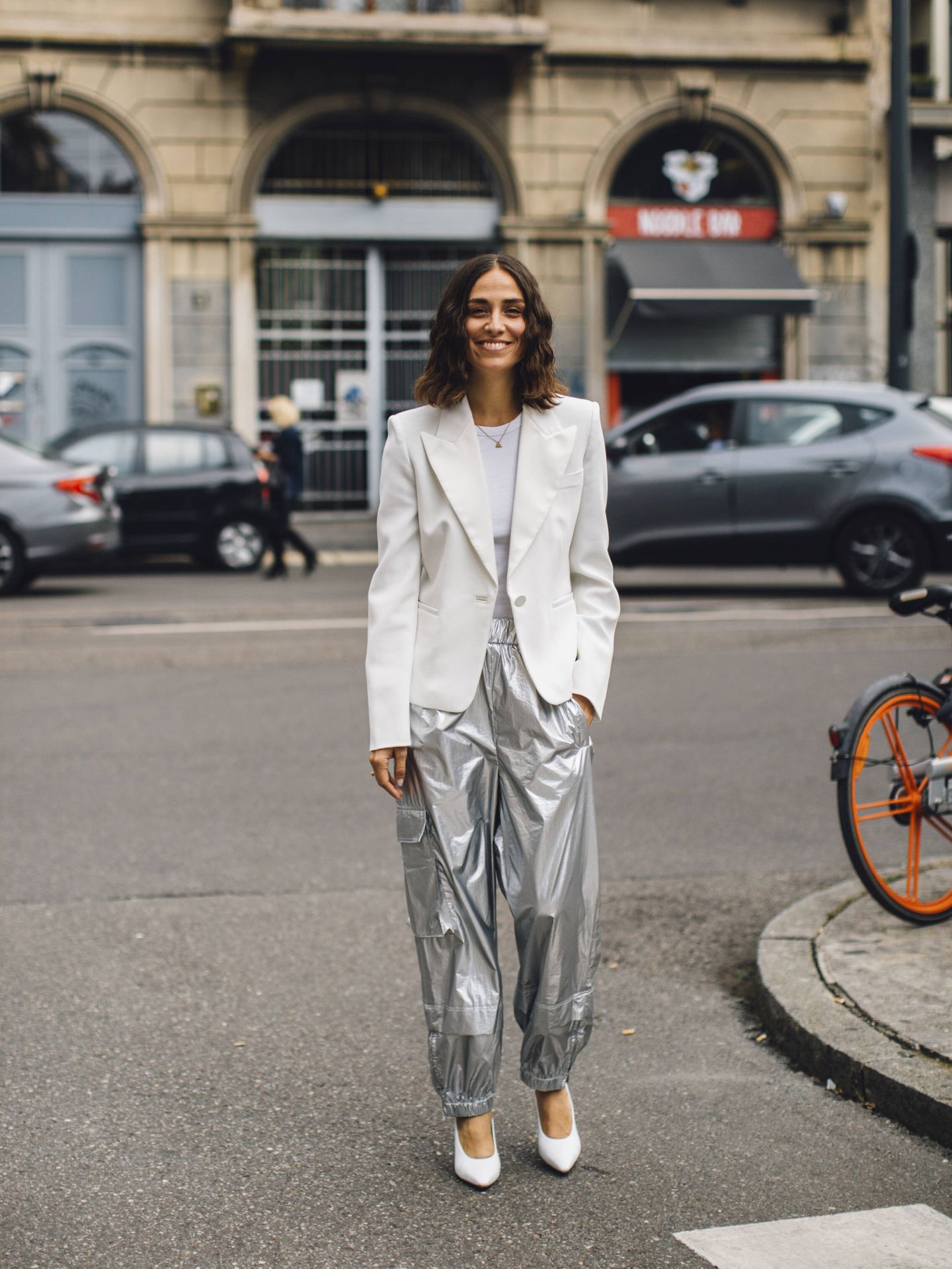Erika Boldrin, con un pantalón plata en Milán. (Imaxtree)