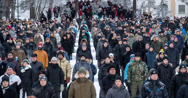 Foto: 609 voluntarios hacen una guardia de honor en las tumbas de los soldados, en Rovaniemi, Finlandia. (EFE