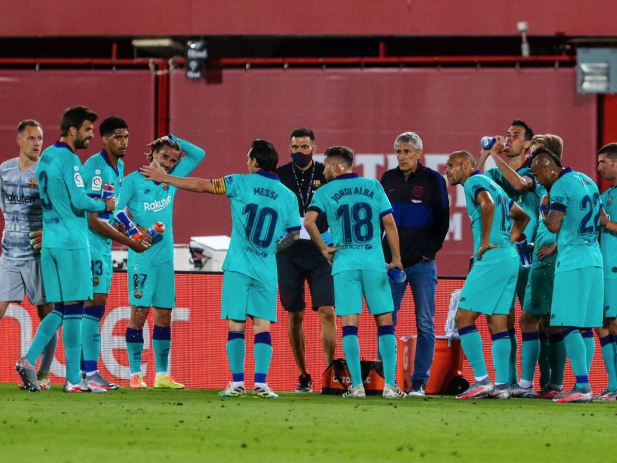 Foto: Leo Messi da instrucciones al equipo, en presencia de Setién y Sarabia, en Mallorca (fcbarcelona)