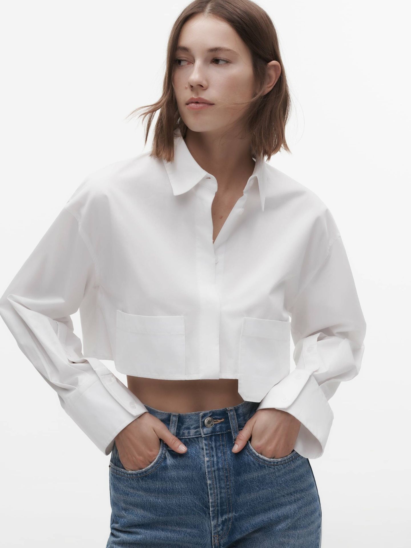 Camisa blanca de Zara, en versión cropped y con bolsillos parche. (Cortesía)