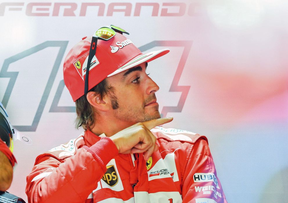 Foto: Fernando Alonso en su box de Australia.