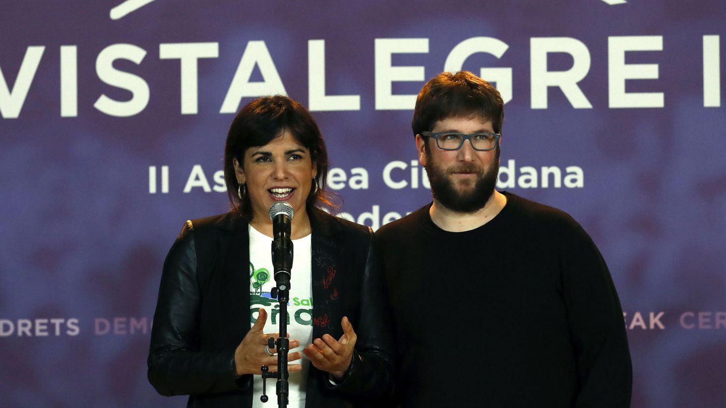 Teresa Rodríguez, junto a Miguel Urbán, en Vistalegre II. (EFE)