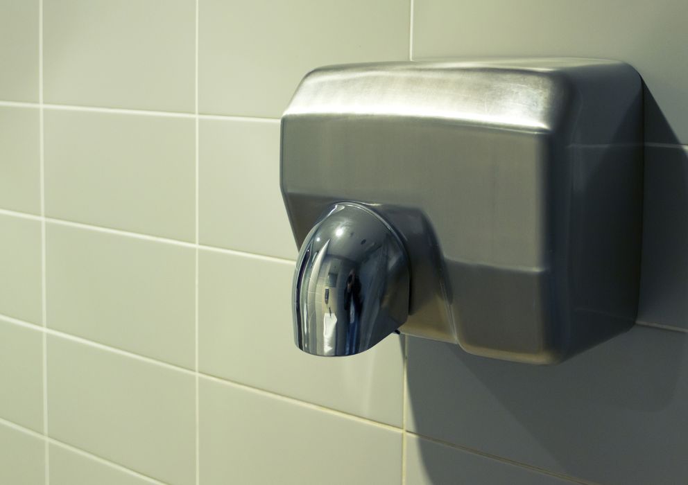 Foto: Los secadores de manos ocultan peligros que no seríamos capaces ni de sospechar. (iStock)