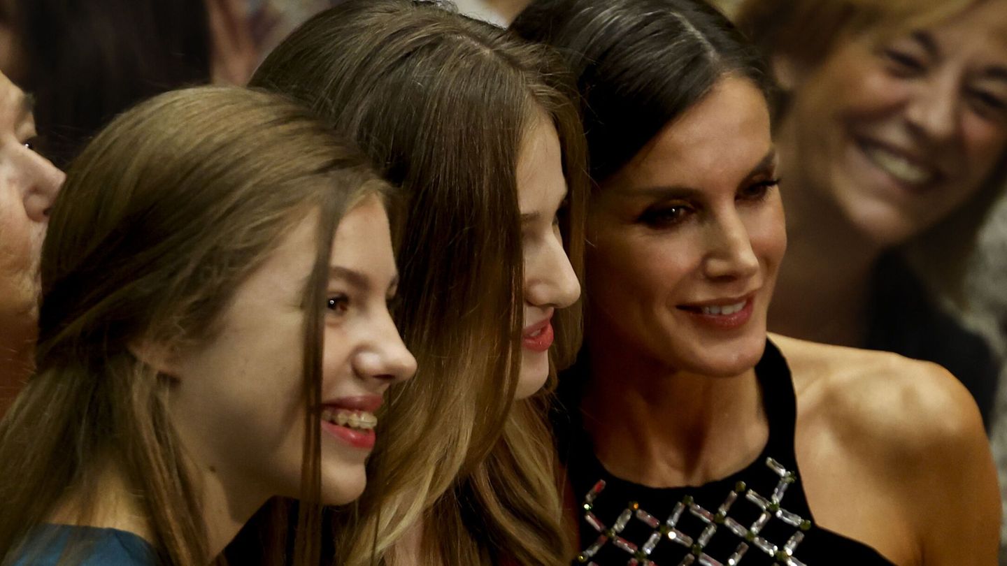 La reina Letizia junto a sus hijas en el concierto de los Premios Princesa de Asturias 2022. (EFE)