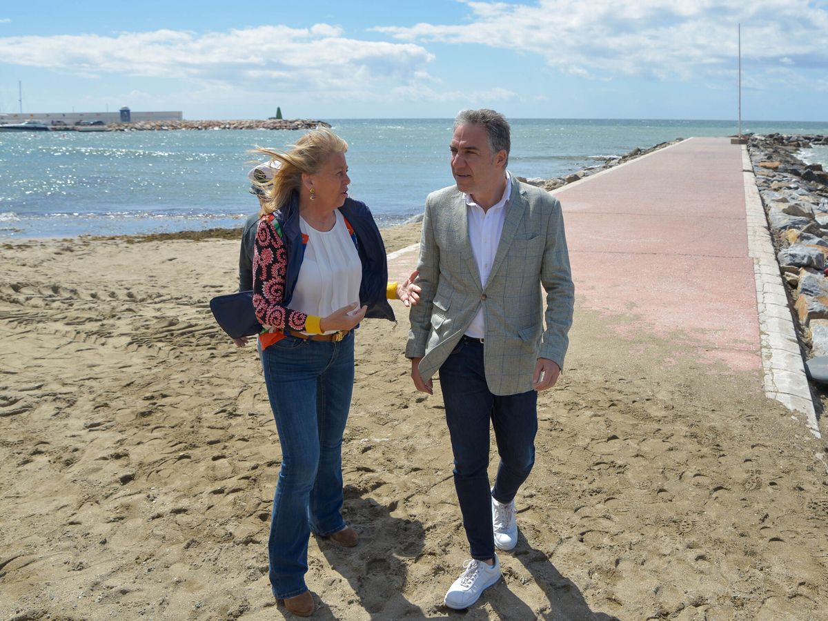 Foto: Elías Bendodo (d) y la alcaldesa de Marbella, Ángeles Muñoz (i), en una imagen de abril. (EFE/Antonio Paz)