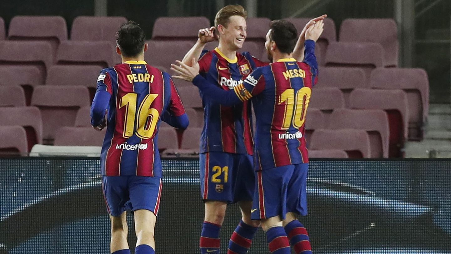 De Jong se abraza con Messi tras el 2-0. (Reuters)