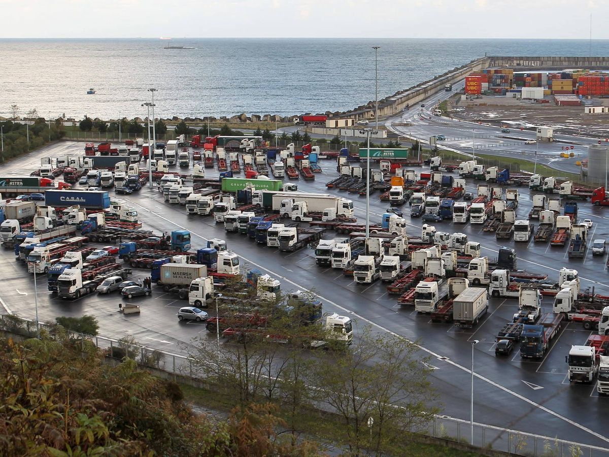 Foto: Camiones parados en el puerto de Bilbao.