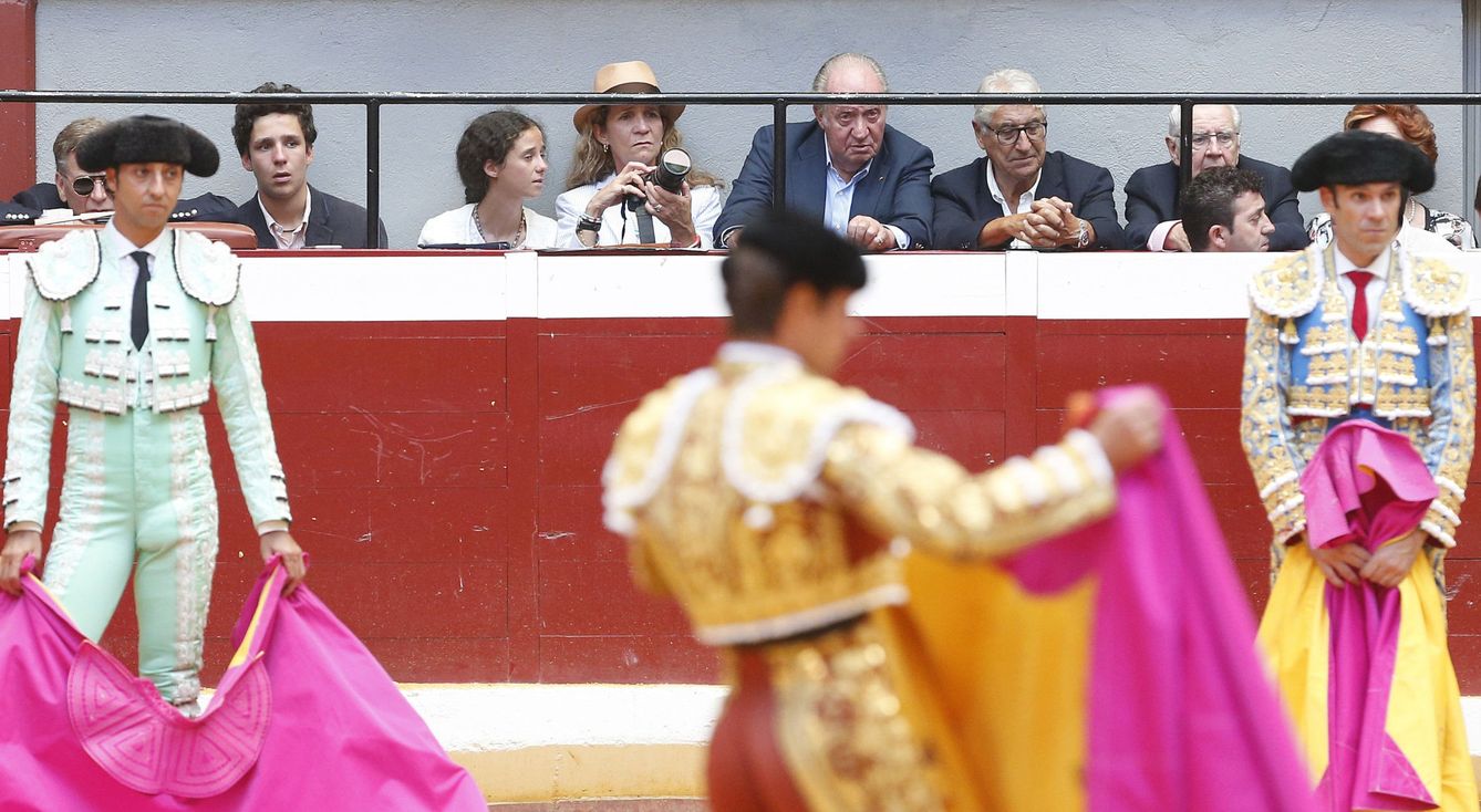El rey emérito Juan Carlos (c), su hija, la infanta Elena de Borbón (3i), y sus nietos, en el coso de Illumbe. (EFE)