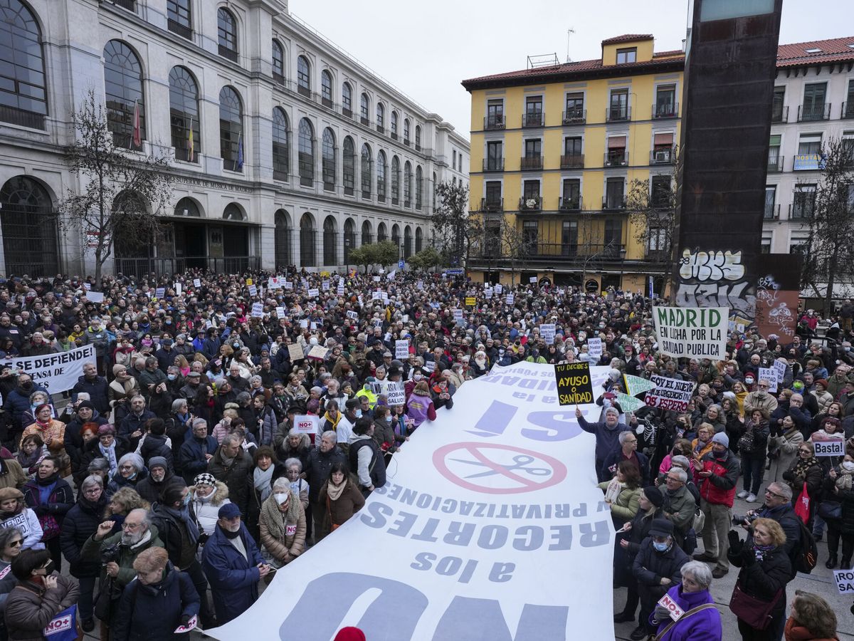 Foto: Manifestación en Madrid contra la gestión sanitaria de Ayuso, celebrada este domingo. (EFE/Borja Sánchez-Trillo)