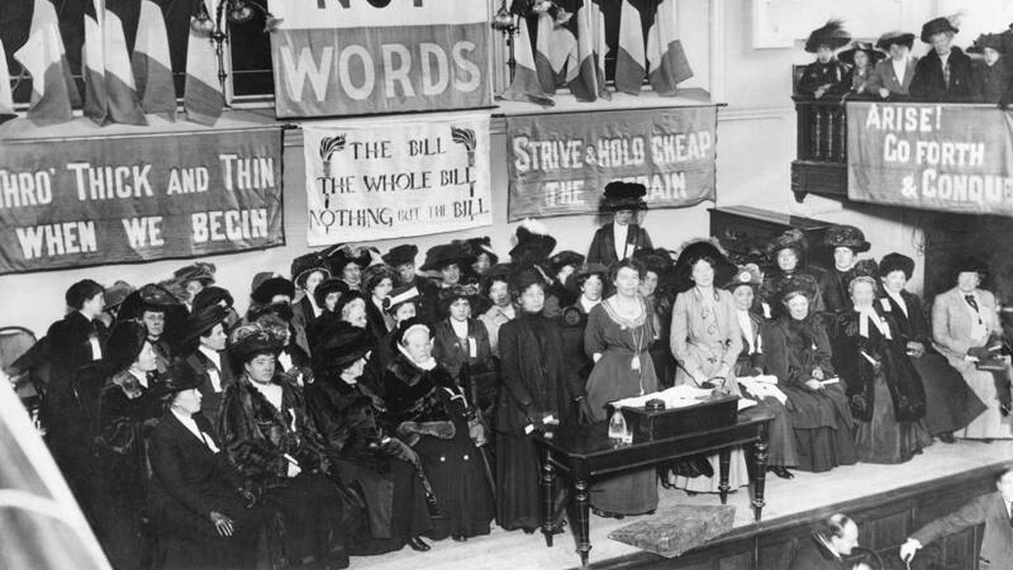 Mujeres sufragistas inglesas en 1908. Fuente: Wikipedia