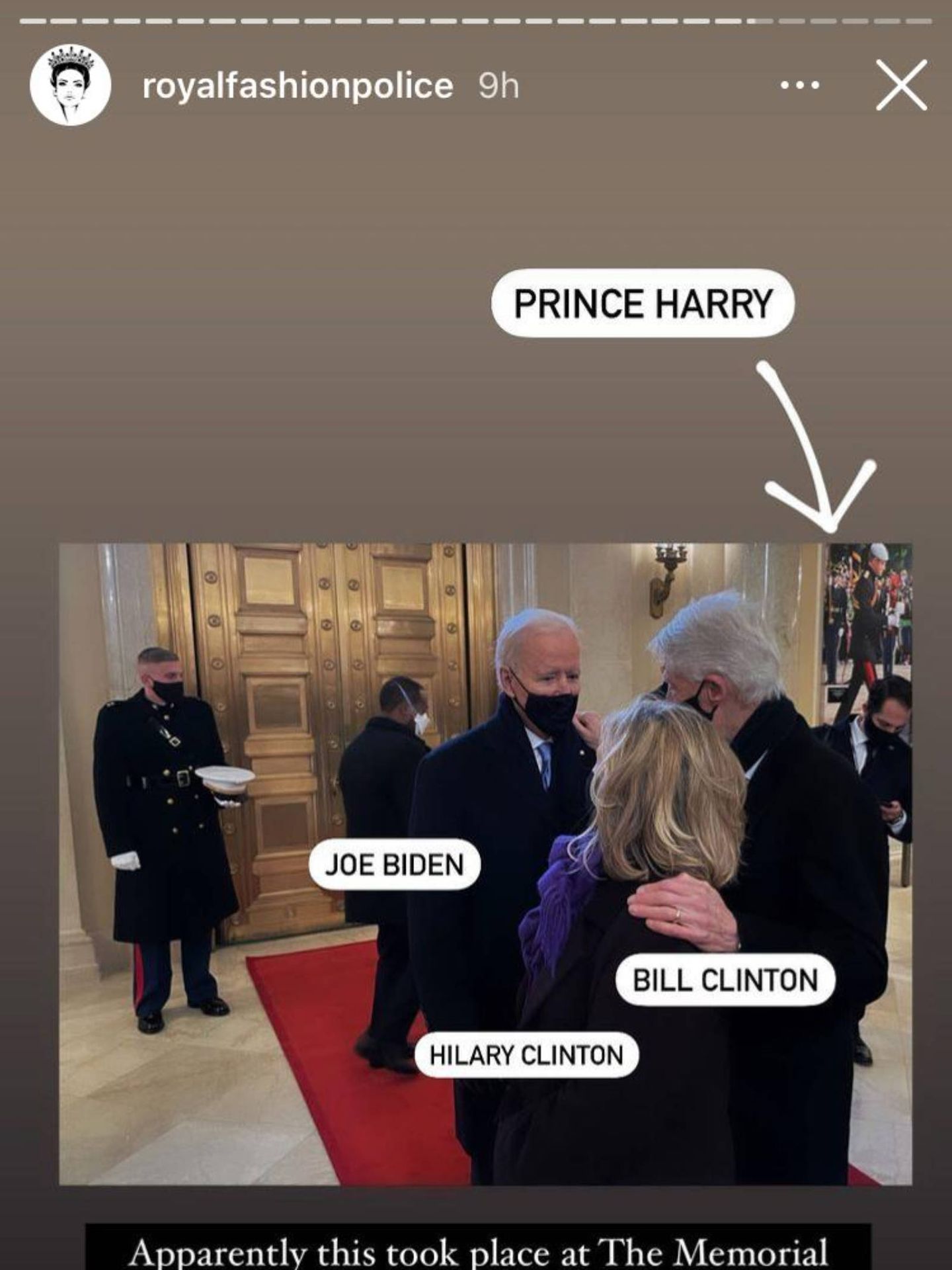 En la imagen se puede ver una fotografía del príncipe Harry de fondo. (Instagram @royalfashionpolice)