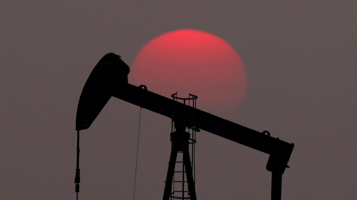 Los futuros del petróleo corrigen mientras las bolsas buscan el rebote en Europa